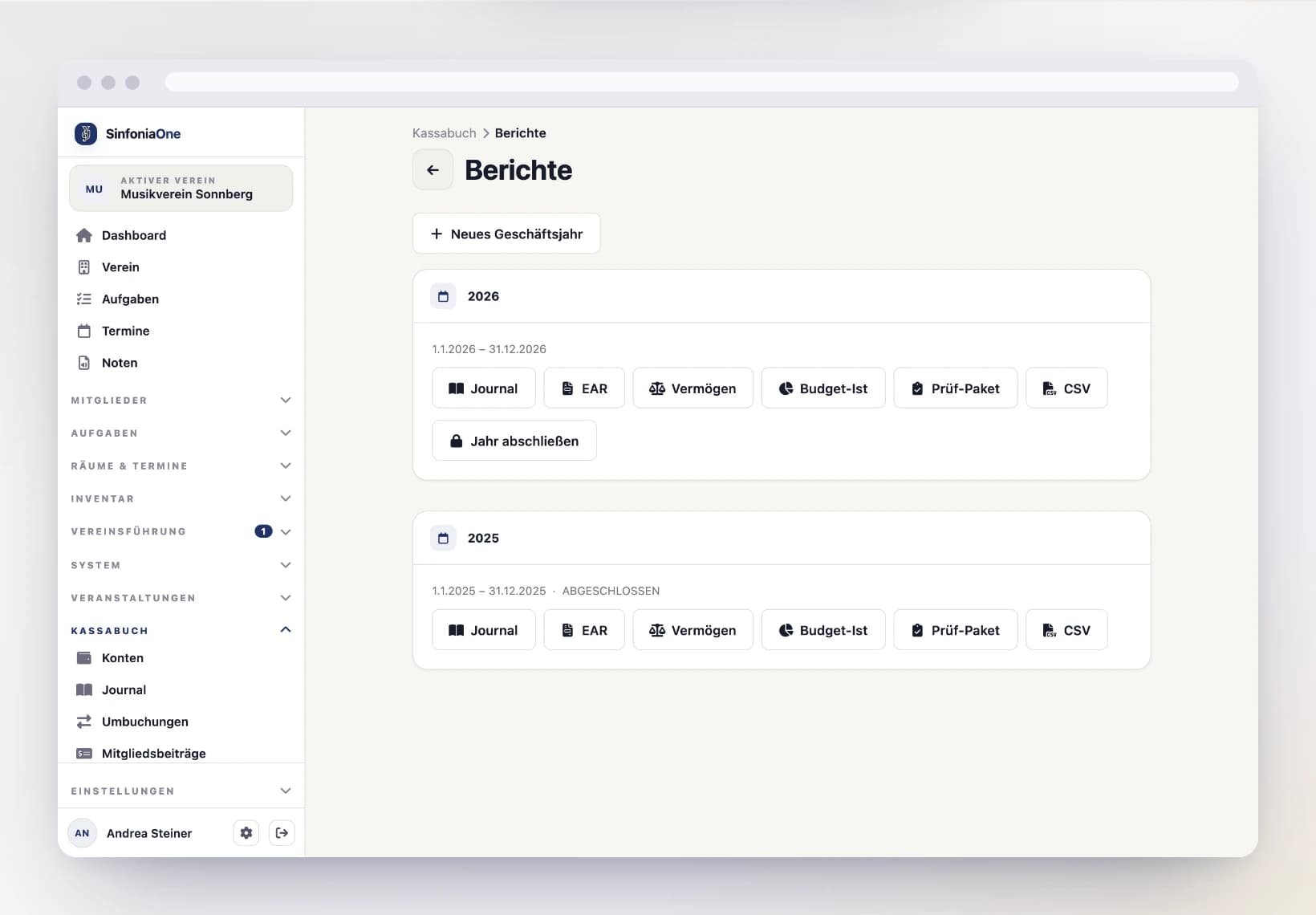 Berichte (FinanceReportsScreen) mit Button „Geschäftsjahr abschließen" und Liste der verfügbaren Berichte am Computer