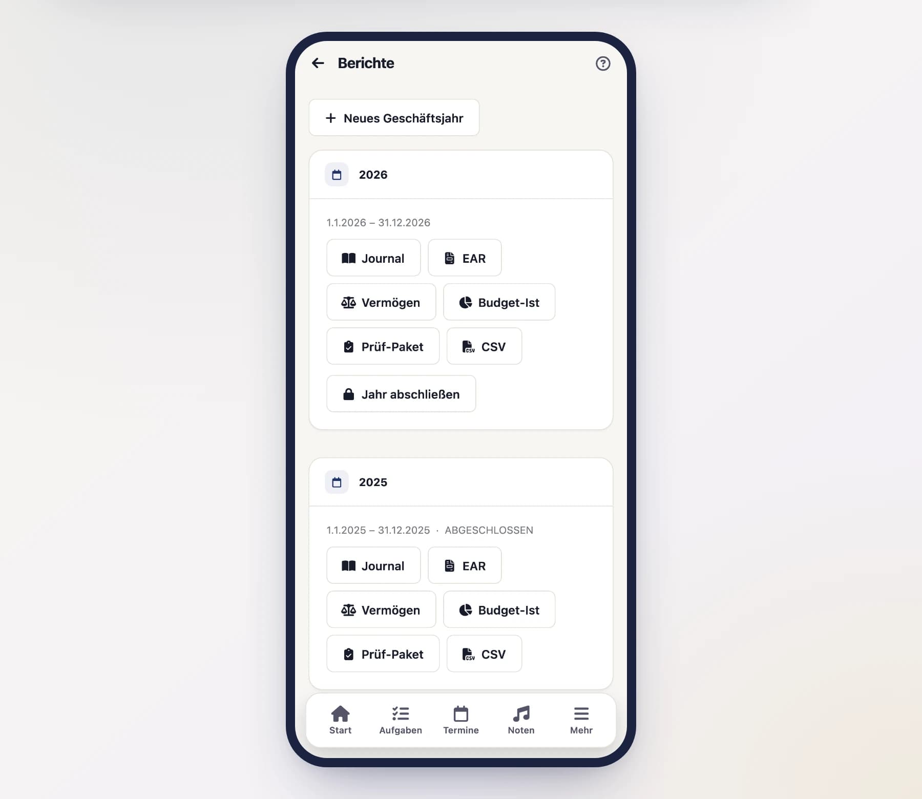Berichte (FinanceReportsScreen) mit Button „Geschäftsjahr abschließen" und Liste der verfügbaren Berichte am Handy