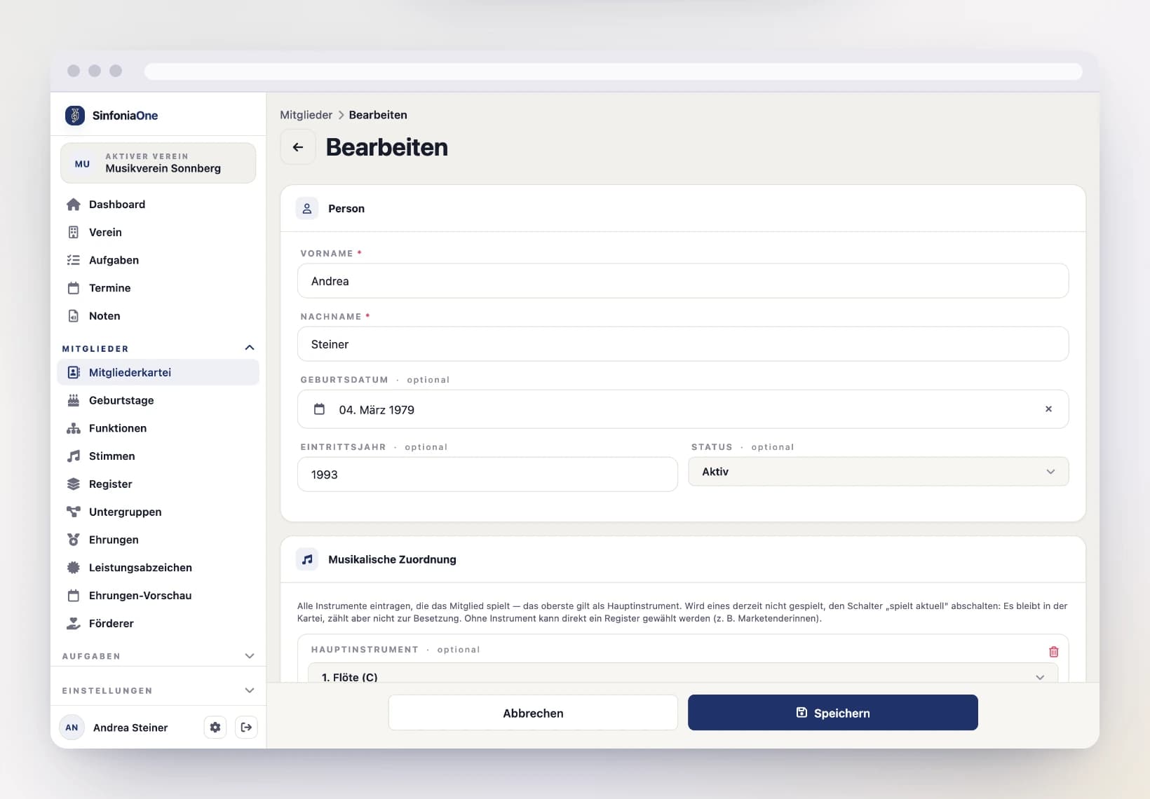 Mitgliedsformular (MemberFormScreen) mit Feldern Name, Geburtsdatum, Eintrittsjahr, Status und Stimme am Computer